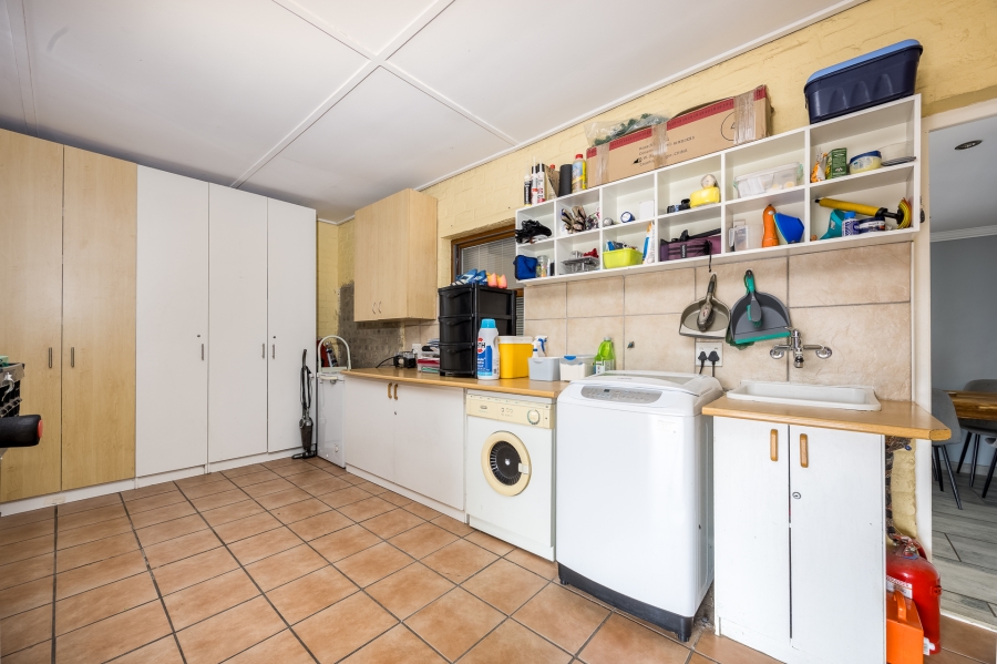 4 Bedroom Property for Sale in Uitzicht Western Cape